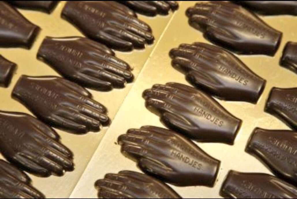 Дядя тянет руку в руке шоколадка. Бельгия шоколадные. Шоколадная рука. Шоколадные руки Бельгия.