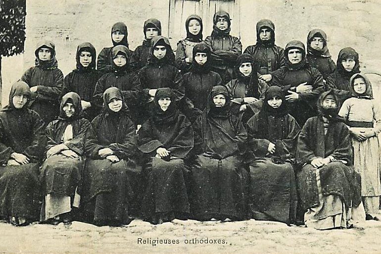 Cepheye Mühimmat Taşıyan Çarşaflı Kadınlar