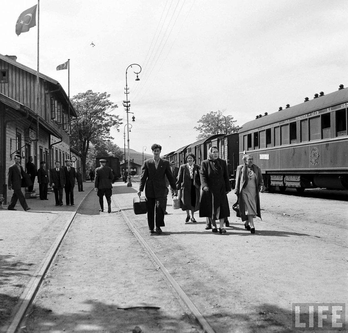 Life Dergisi muhabiri Jack Birns tarafından 1950 yılında Uzunköprü Tren İstasyonunda çekilen fotoğraf