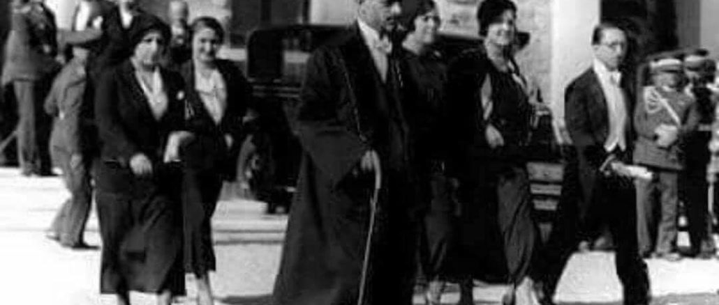 Mehmet Rıfat Börekçi ile karıştırılan Ahmet Hamdi Akseki'nin sarıklı, papyonlu ve fraklı fotoğrafı
