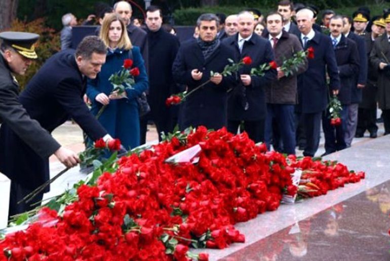 “Ölüler Yaşayanlardan Daha Çok Çiçek Alır, Çünkü Pişmanlık Minnetten Daha Güçlüdür” Sözünün Sahibi mezara cicek