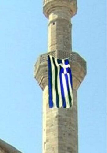minareye yunan bayrağı