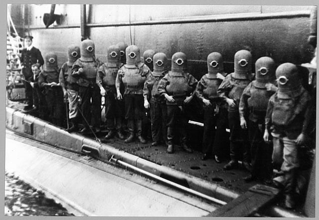 Nazilerin gaz odası deneylerinde kullandığı Yahudi çocuklarına ait sanılan fotoğraf aslında denizaltından kaçış kostümü giyen görevlileri göstermekte olup, 1908 yılında çekilmiştir.
