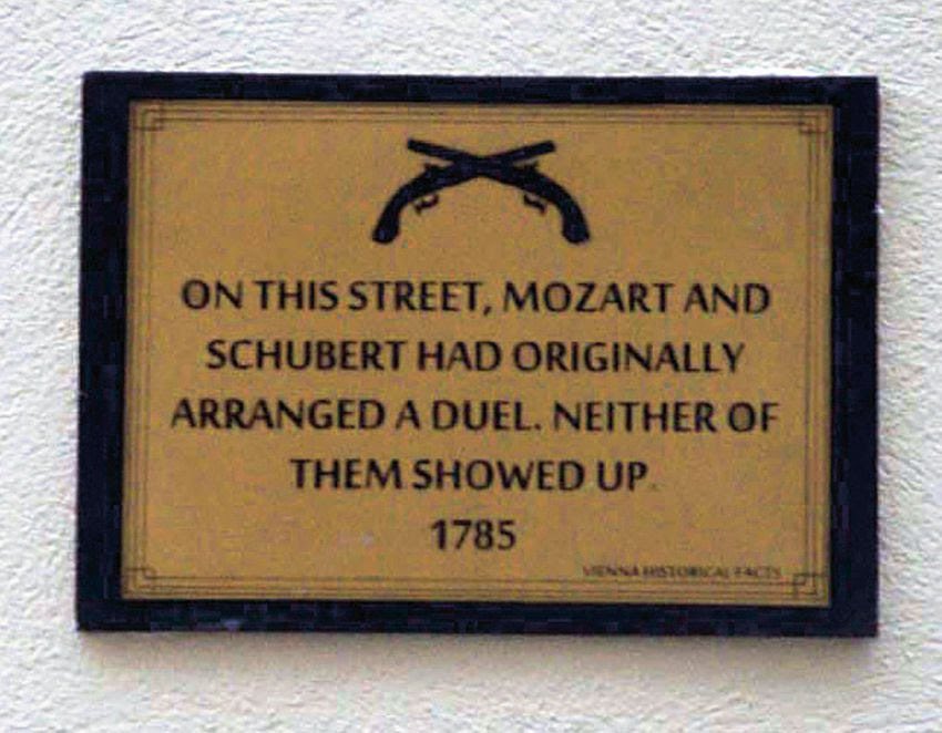 Viyana Kumpfgasse'de üzerinde "Mozart ve Schubert birbirini bu sokakta düelloya davet etti. İkisi de gelmedi - 1785" ("On this street, Mozart and Schubert had originally arranged a duel. Neither of them showed up - 1785") notu yazılı tabela