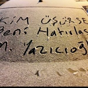 "Kim üşürse beni hatırlasın" sözünü Muhsin Yazıcıoğlu'na atfeden araba camı yazısı