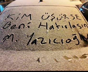 "Kim üşürse beni hatırlasın" sözünü Muhsin Yazıcıoğlu'na atfeden araba camı yazısı