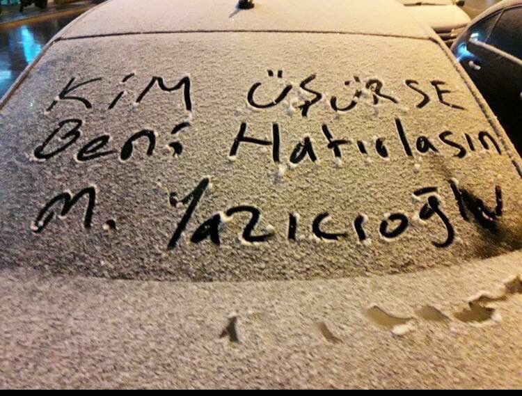 "Kim üşürse beni hatırlasın" sözünü Muhsin Yazıcıoğlu'na atfeden araba camı yazısı