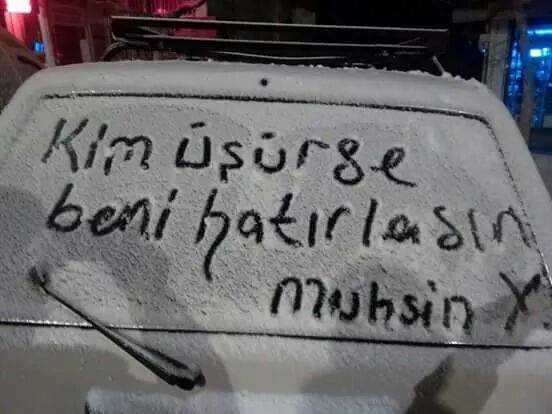 "Kim üşürse beni hatırlasın" sözünü Muhsin Yazıcıoğlu'na atfeden karlı araba camı yazısı