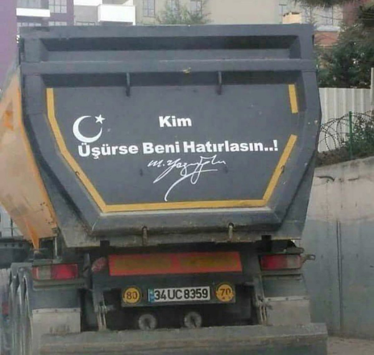 "Kim üşürse beni hatırlasın" sözünü Muhsin Yazıcıoğlu'na atfeden kamyon arkası yazısı