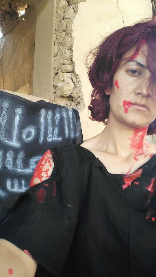 Nadia Bashar adlı aktivistin IŞİD tarafından satılan Yezidi kadınlara dikkat çekmek amacıyla gerçekleştirdiği performanstan bir kare