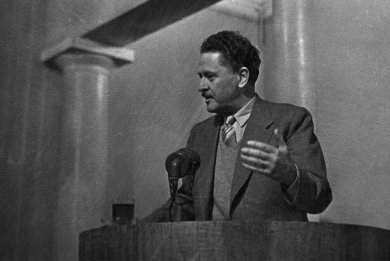nazım hikmet konuşma yaparken