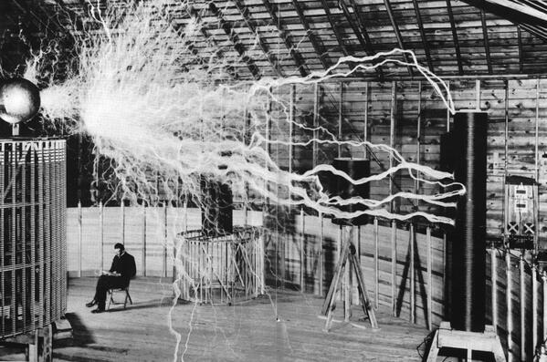 Nikola Tesla Colorado Springs'teki laboravuarında (1899) (Kaynak: Wiki Commons)