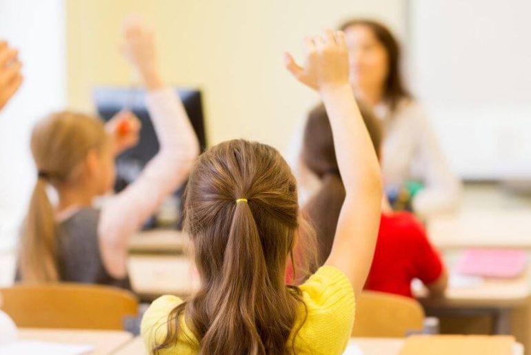 ogrenci-el-kaldirirken