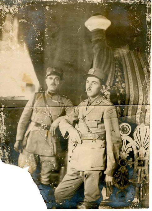 Osman Gazi'nin türbesinde anı fotoğrafı çektiren Yunan subaylar