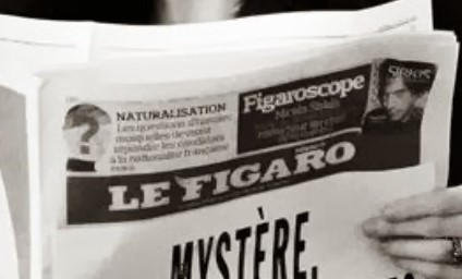 1920'lerin Paris'inden sanılan fotoğraf karesinde görünen Le Figaro Gazetesinin logosu 2008 yılında oluşturulmuş.