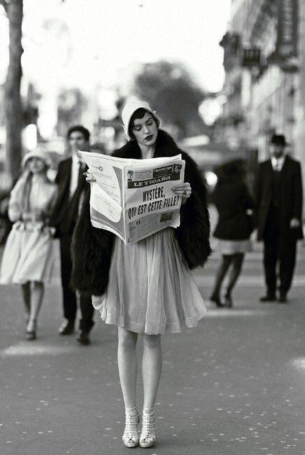 Paris sokaklarında 1920'li yıllarda poz veren bir modele ait olduğu sanılan fotoğraf