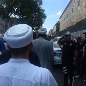 polis tarikatçılara selam duruyor