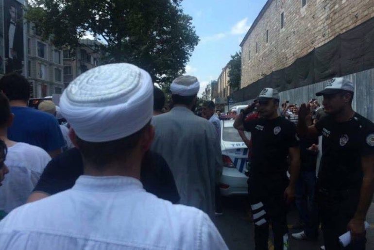 polis tarikatçılara selam duruyor