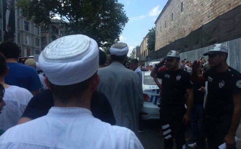 polis tarikatçılara selam duruyor