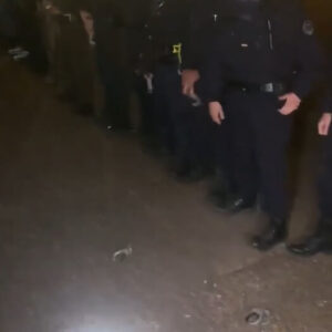 polis-yere-kelepce-atarken