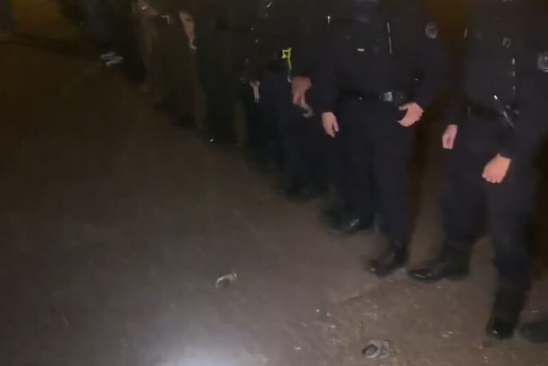 polis-yere-kelepce-atarken