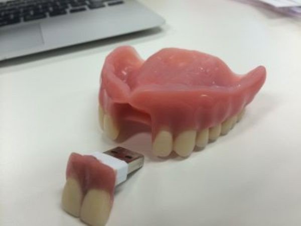 Protez diş görünümlü flaş / usb bellek