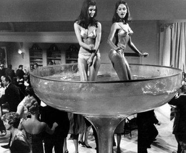 şampanya kadehi bikinili kadınlar