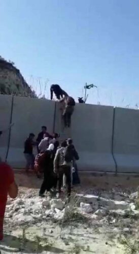 sınır duvarını aşarken