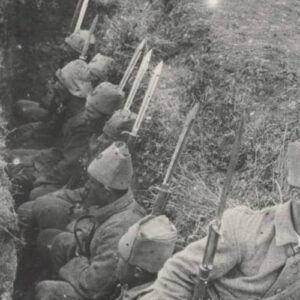 siperde-sungusu-takili-bekleyen-asker