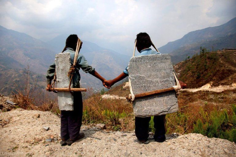 sırtında taş taşıyanlar