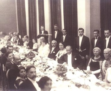 Atatürk'ün yemek masasında 32 kral ve 62 cumhurbaşkanının bulunduğu sanılan, 7 Kasım 1927 tarihinde SSCB'nin Ankara Büyükelçisi Y. Z. Surits'in düzenlediği yemekli davette çekilen fotoğraf