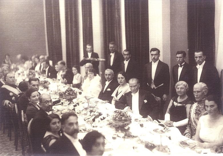Atatürk'ün yemek masasında 32 kral ve 62 cumhurbaşkanının bulunduğu sanılan, 7 Kasım 1927 tarihinde SSCB'nin Ankara Büyükelçisi Y. Z. Surits'in düzenlediği yemekli davette çekilen fotoğraf