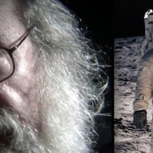 Stanley Kubrick'in Apollo 11 misyonunun Ay'daki görüntülerini kendisinin çektiğini itiraf ettiği röportaj olduğu iddiasıyla paylaşılan video kaydından bir kare