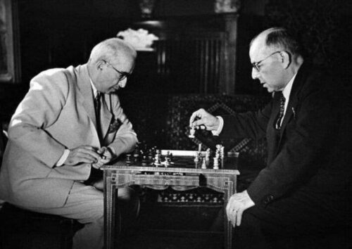 Şükrü Saraçoğlu ve İsmet İnönü satranç oynarken
