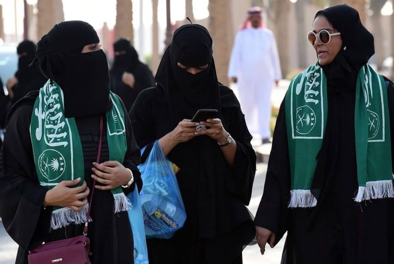 suudi-arabistan-kara-carsaf-pece