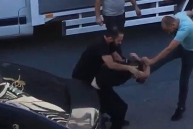 taksi-soforu-yolcuyu-dovdu