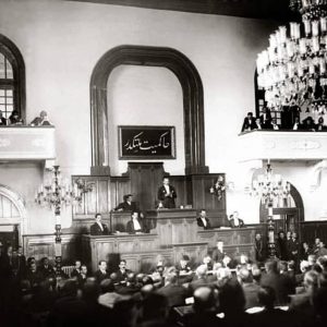 TBMM'ye Asılı Arapça Harflerle Yazılı "Hakimiyet Milletindir" Tablosunun Kürsü Üzerinde Yer Aldığı Bir Başka Fotoğraf