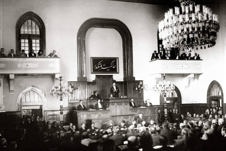 TBMM'ye Asılı Arapça Harflerle Yazılı "Hakimiyet Milletindir" Tablosunun Kürsü Üzerinde Yer Aldığı Bir Başka Fotoğraf