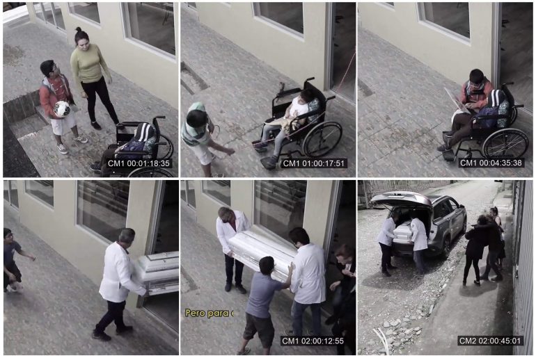 tekerlekli-sandalyedeki-engelli-cocukla-oyun-oynayan