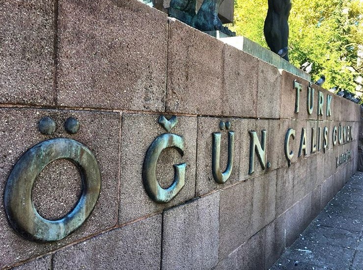 Güven Anıtı'nın kaidesindeki "Türk Öğün Çalış Güven" yazısı