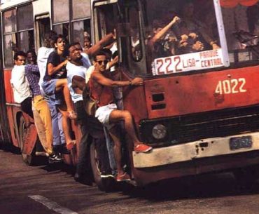 Türkiye'den Olduğu İddia Edilen Tıka Basa Dolu Otobüs Fotoğrafı
