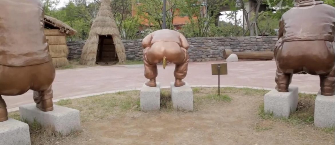 tuvalet yapan heykel