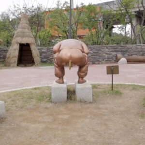 tuvalet yapan heykel