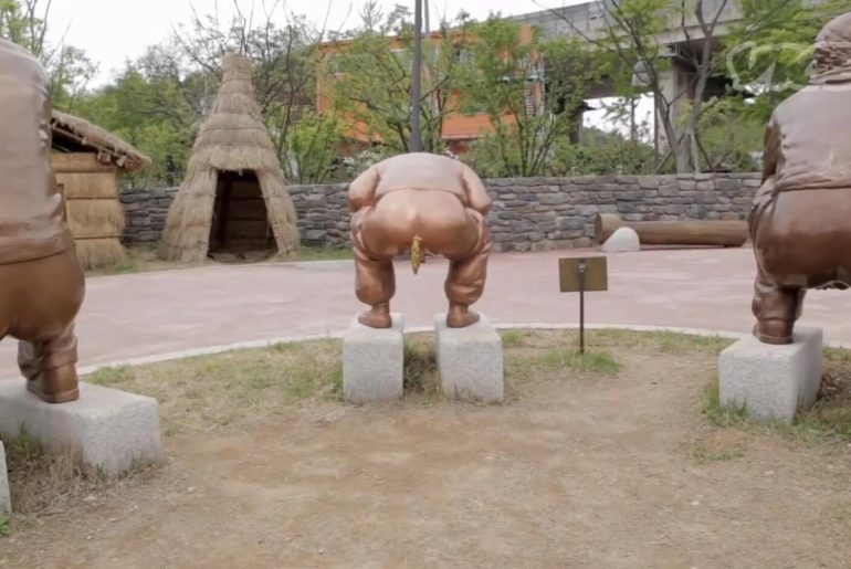 tuvalet yapan heykel