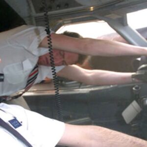 uçağın camından fırlayan pilot