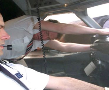 uçağın camından fırlayan pilot