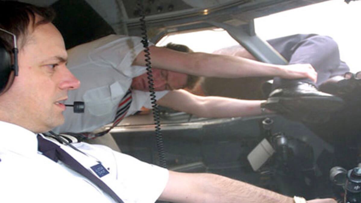 uçağın camından fırlayan pilot