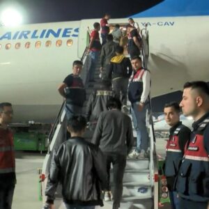 ucakla-sinir-disi-edilen-afganlar