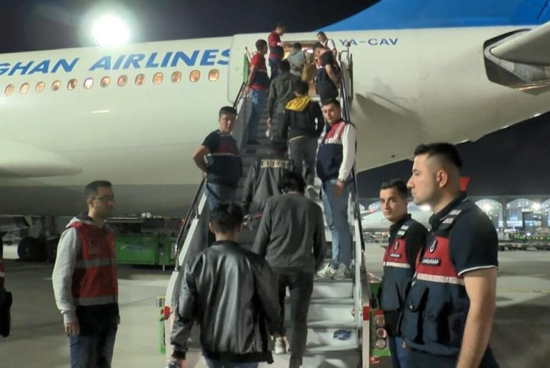 ucakla-sinir-disi-edilen-afganlar