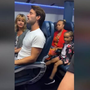 ucakta-koltugu-tekmeleyen-cocuk